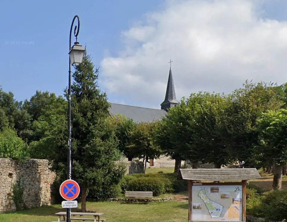 Terrain constructible de 933 m² avec hangar à Montreuil-sur-Loir