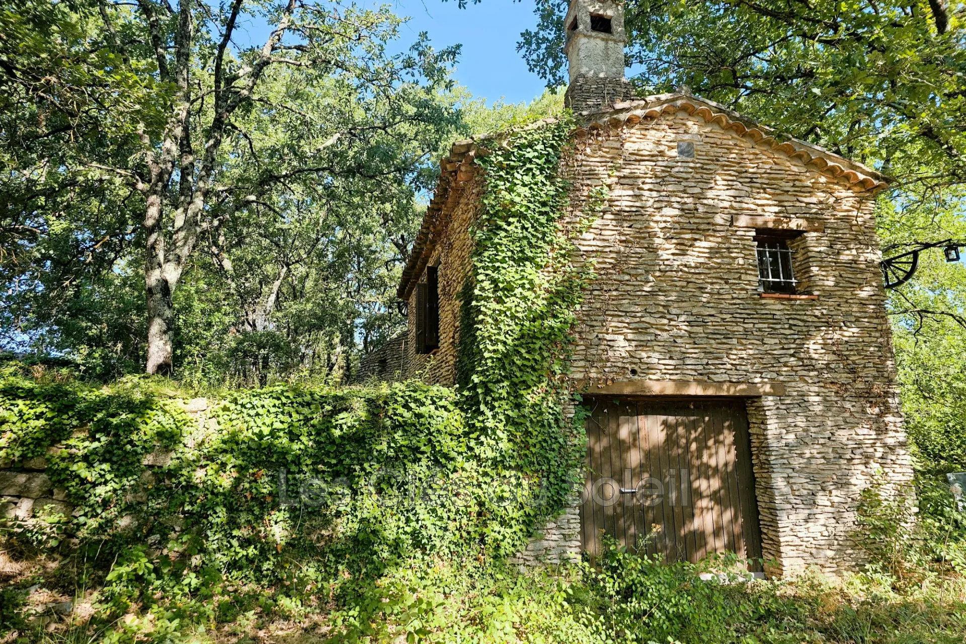 Authentique cabanon en pierre à Brignoles avec terrain de 6884 m² en Provence