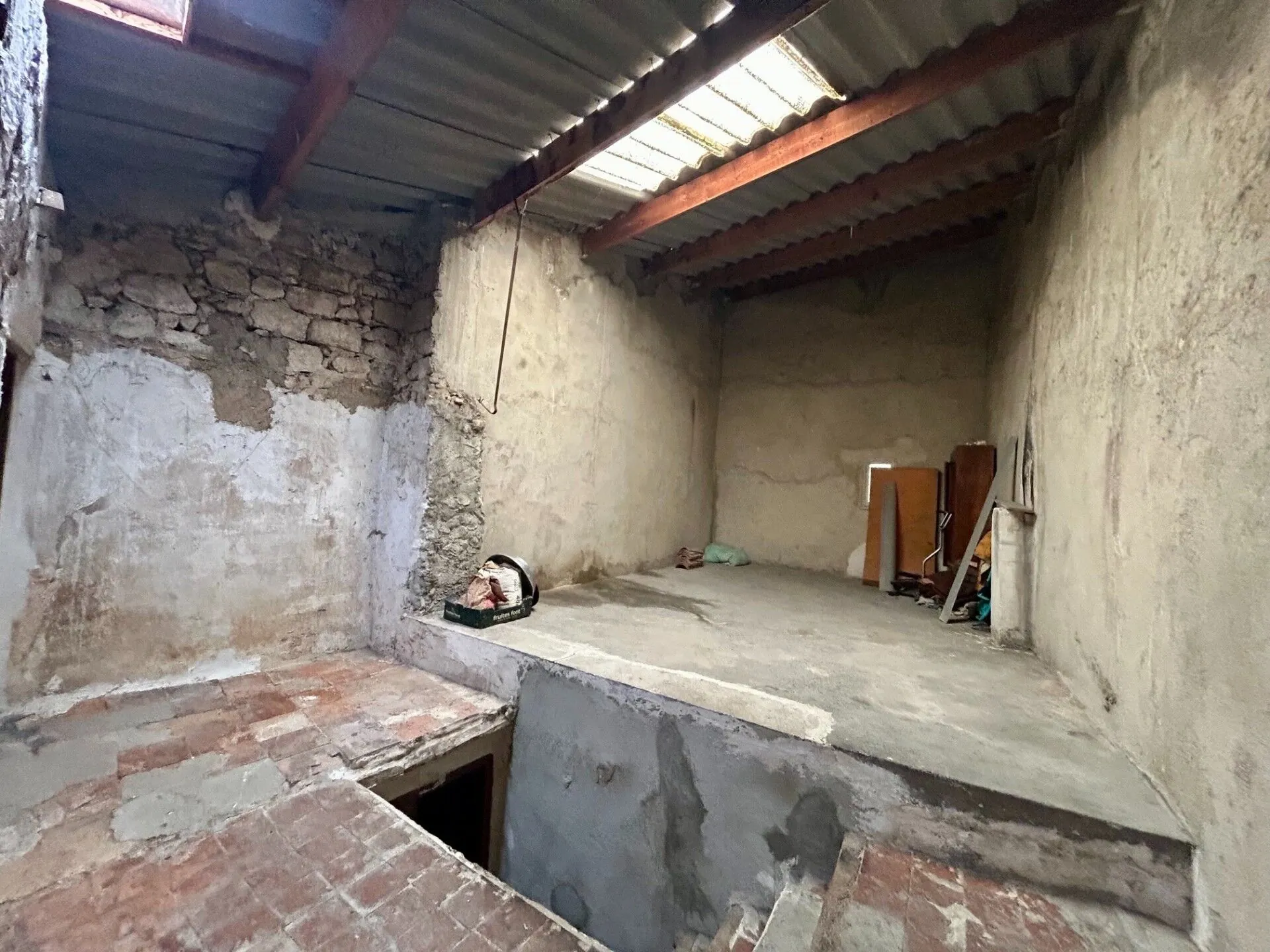 Maison de village à rénover avec grand garage à Pertuis
