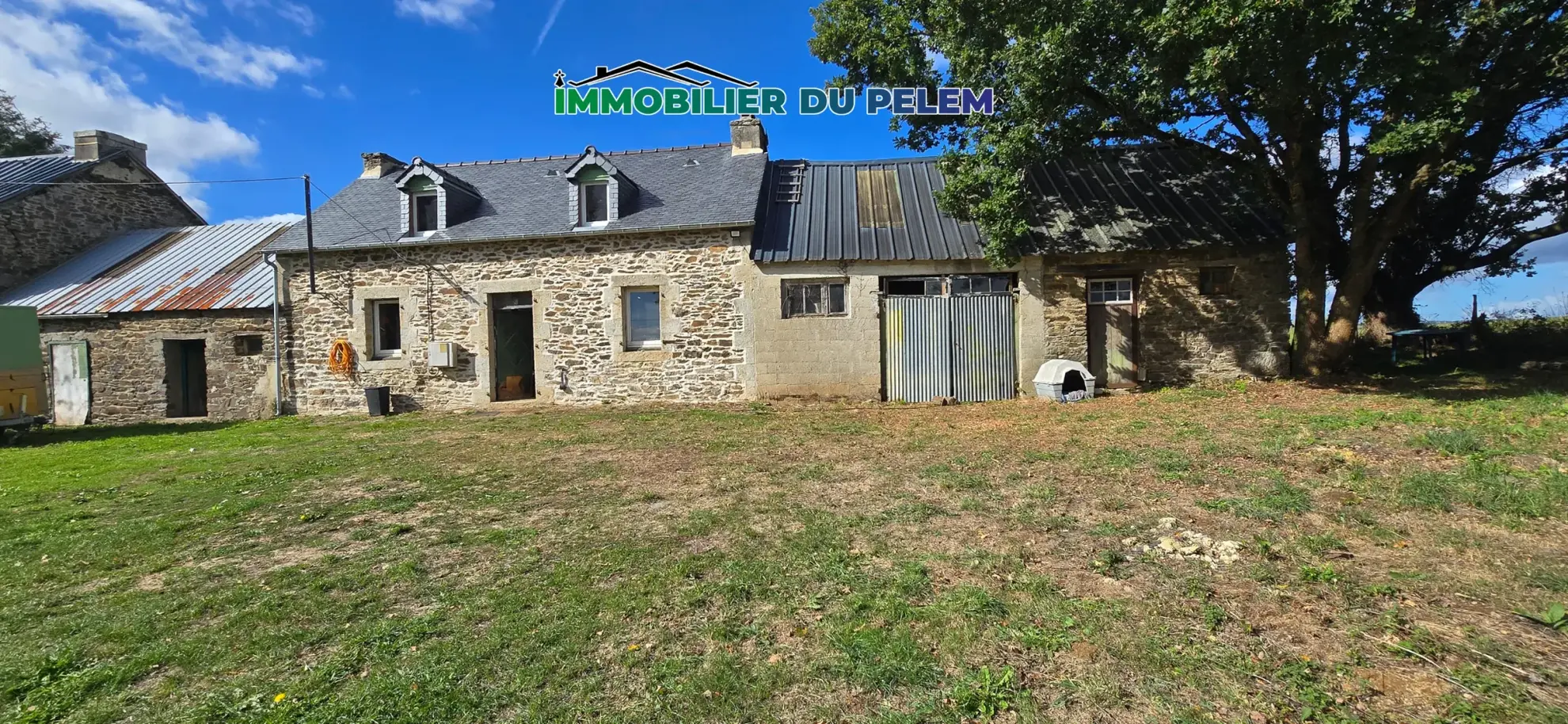 Maison en pierre à rénover avec dépendances et garage à Collorec