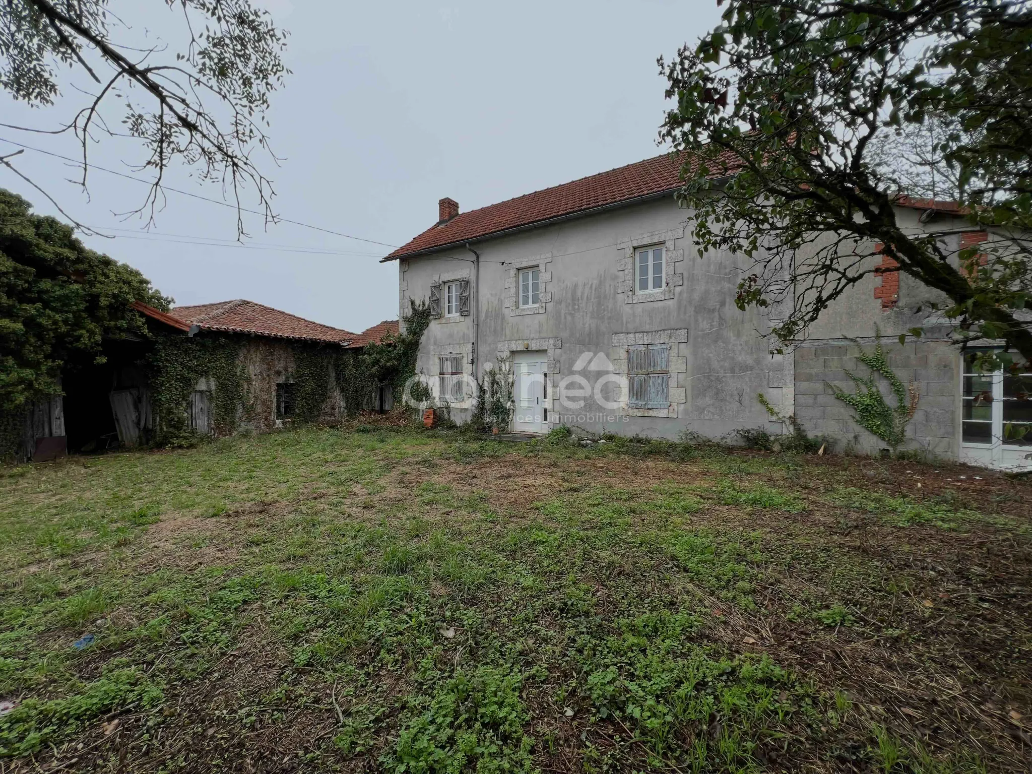 Maison à rénover sur 3400 m² à Roumazieres (16270) avec garage et plusieurs pièces