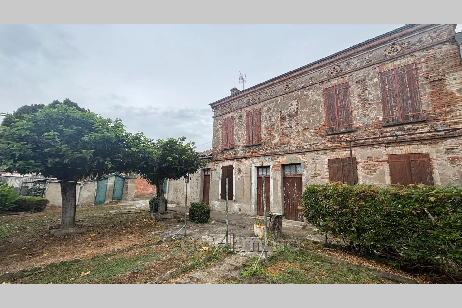 À vendre maison 9 pièces à Castelsarrasin avec jardin et grand potentiel
