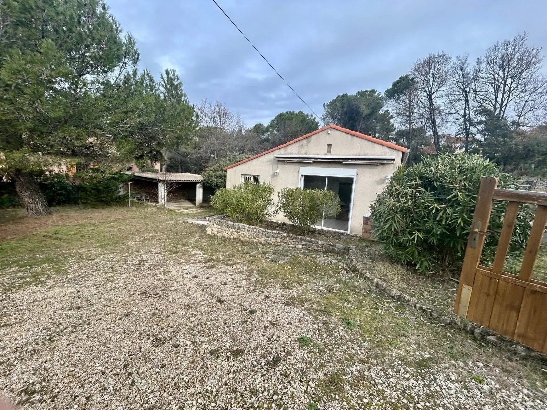 Villa de plain-pied avec terrasse ensoleillée à La Bastidonne