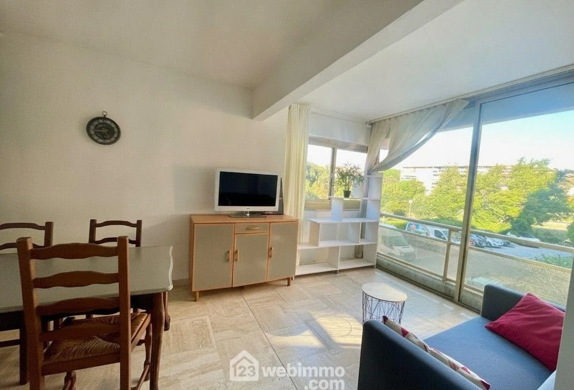Appartement lumineux de 26m² à Sainte-Maxime avec loggia et parking