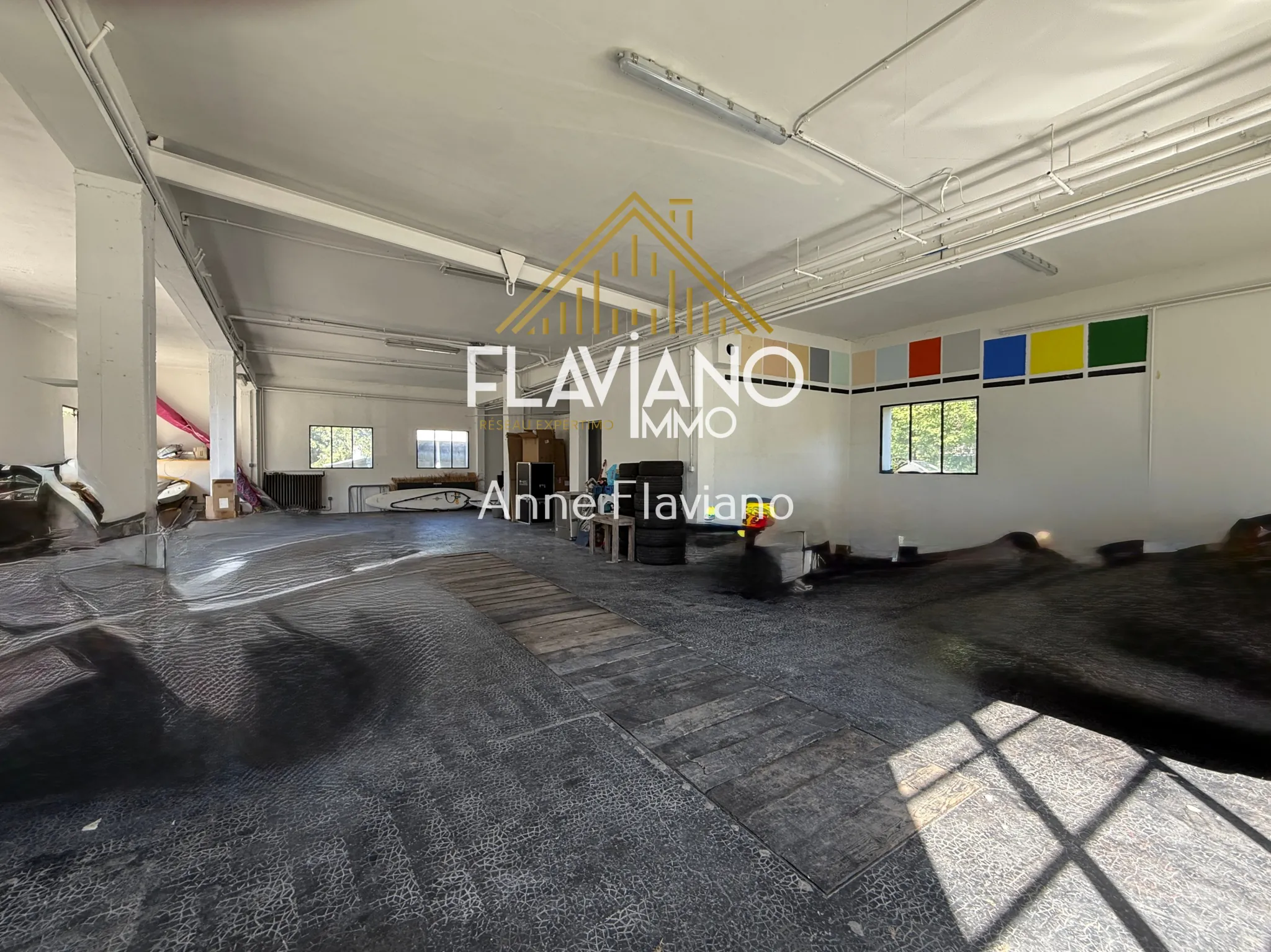 Grand garage de 173 m² à Barcelonnette avec parking privé