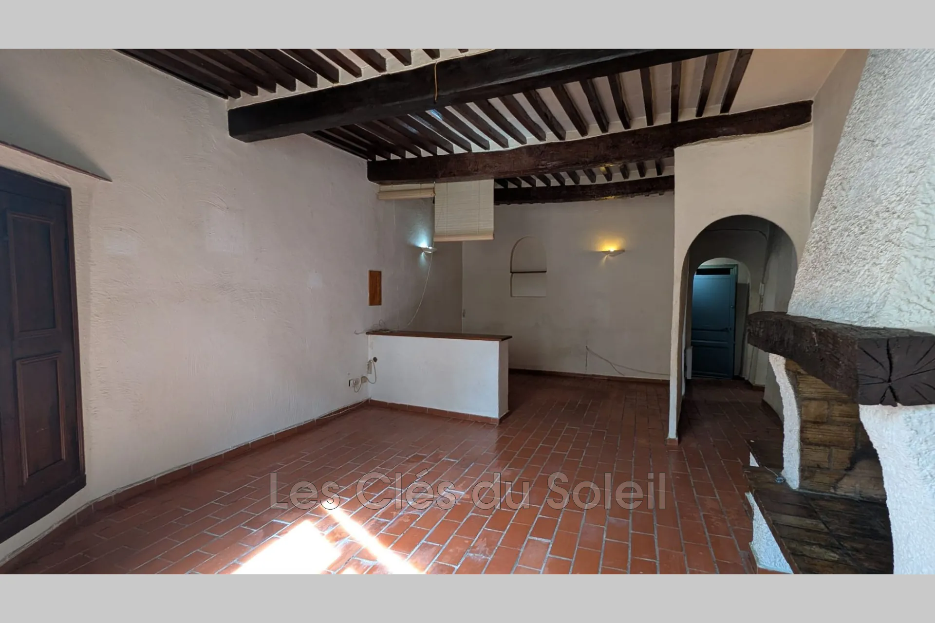 Appartement T2 traversant de 68 m² avec charme ancien au centre de Brignoles