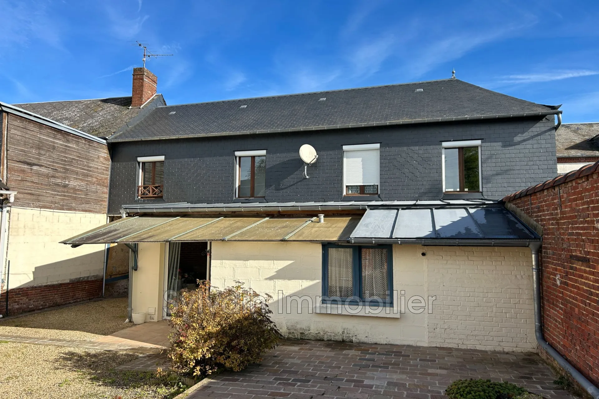 Belle maison mitoyenne à Feuquières avec grand terrain et dépendances