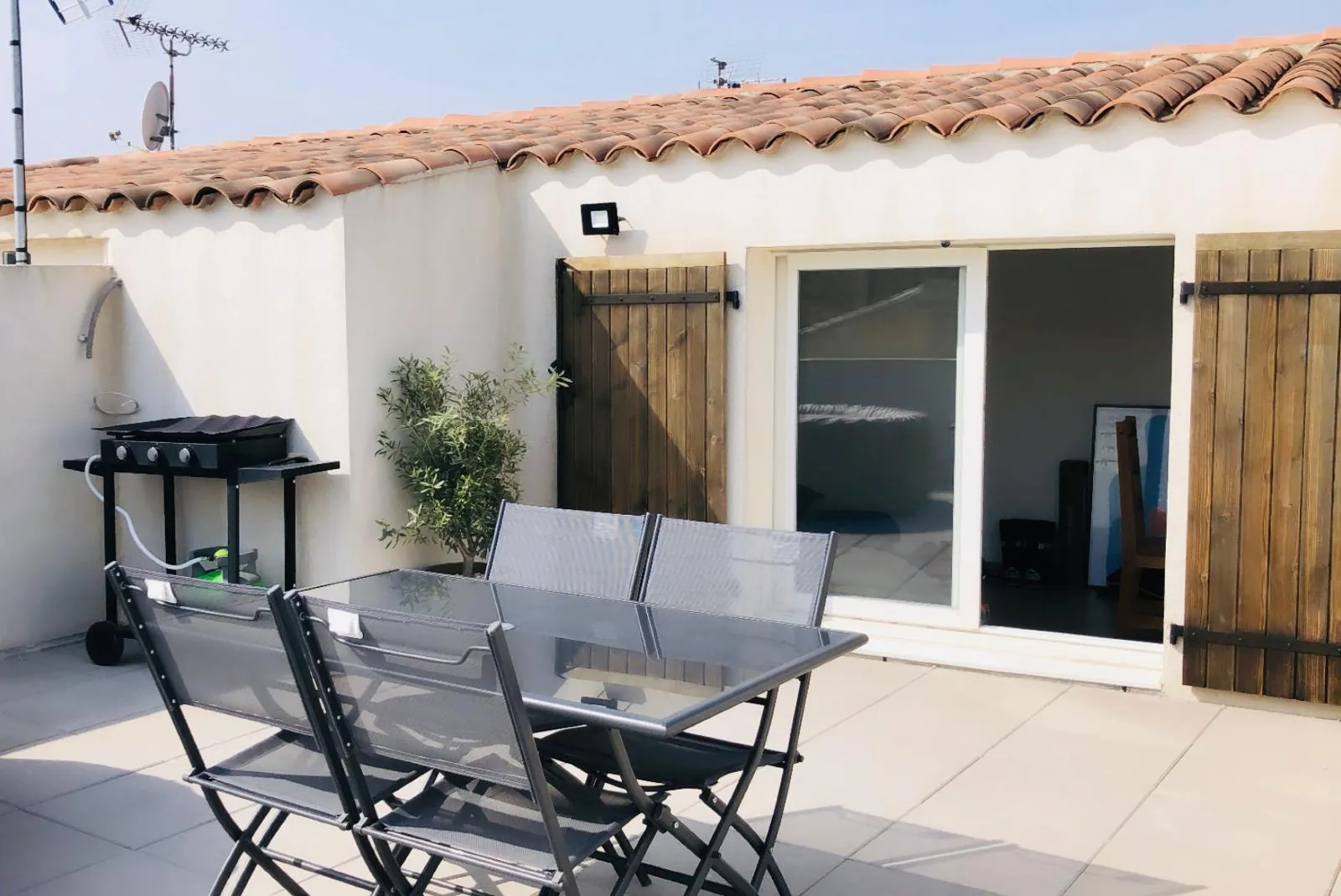 A Vendre Maison de Ville à Vauvert avec Terrasse Rooftop et Garage