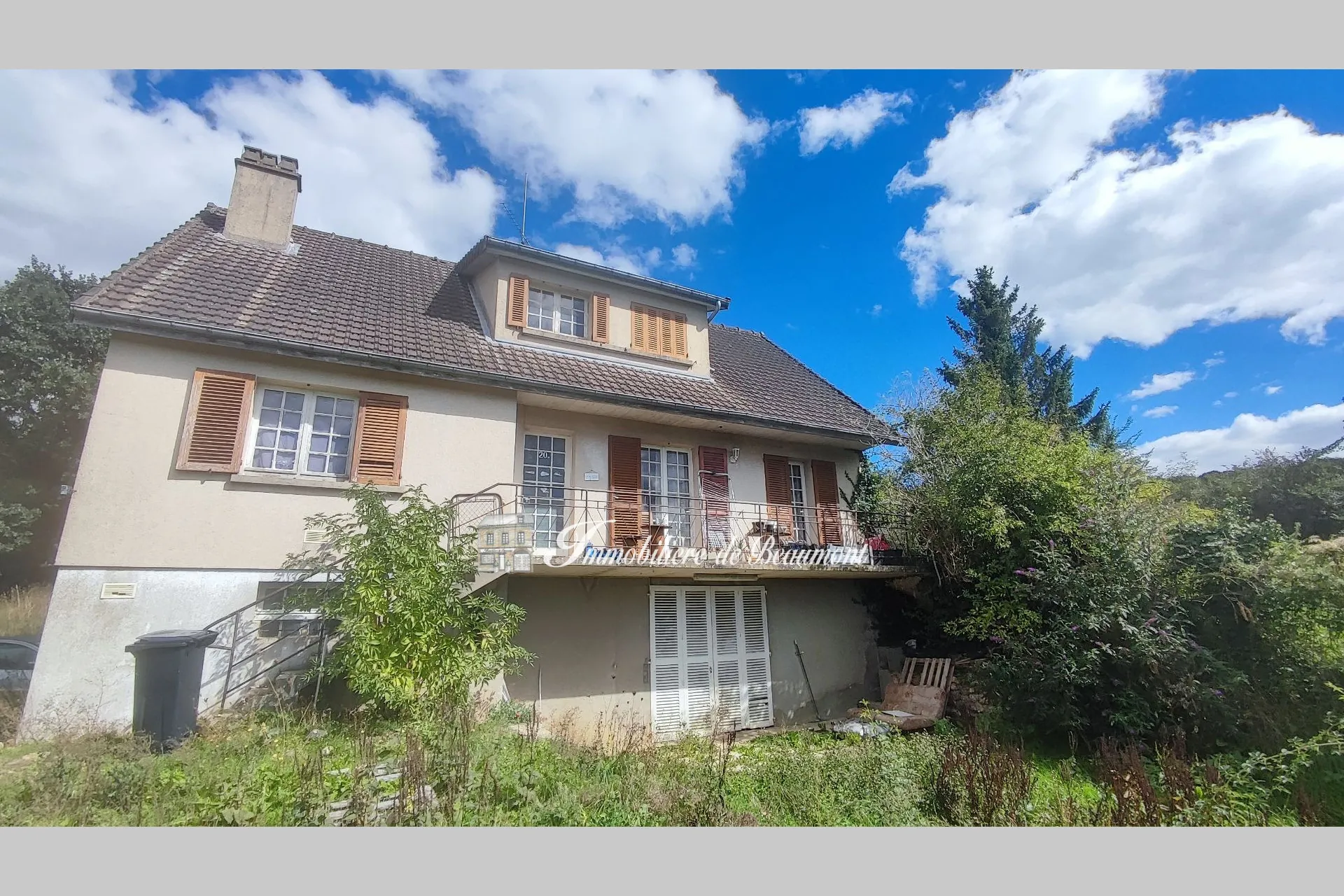Maison à vendre avec triplex indépendant à Beaumont-le-Roger