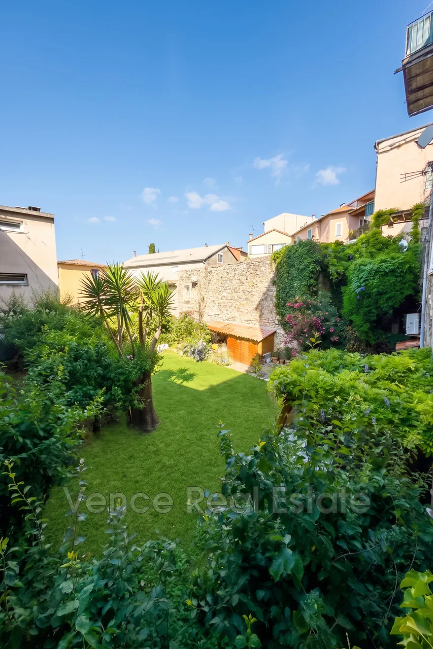 Maison de village à rénover avec terrasse et cave voûtée à Vence