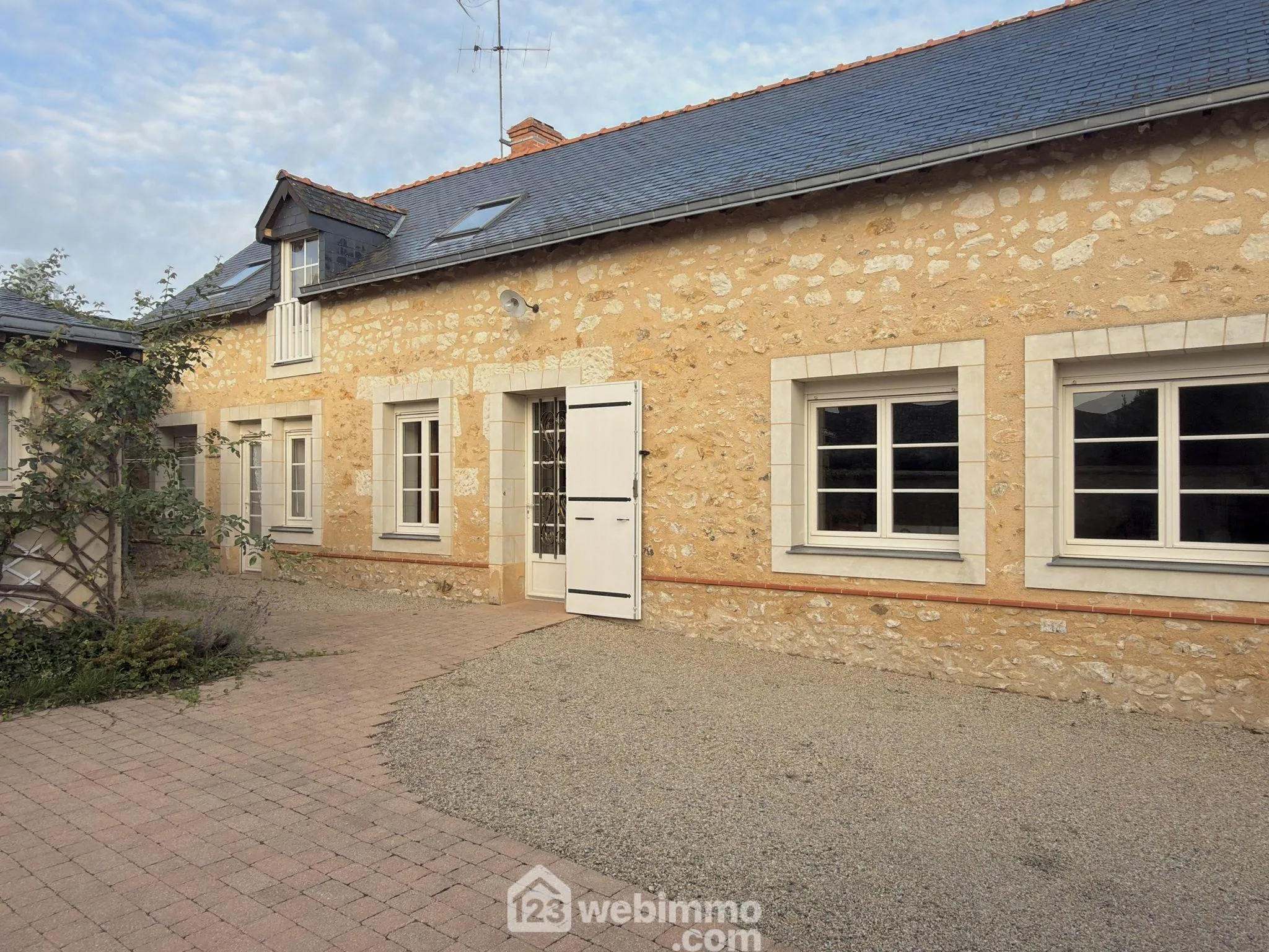 Maison ancienne avec dépendance et grenier aménageable près de Baugé-en-Anjou