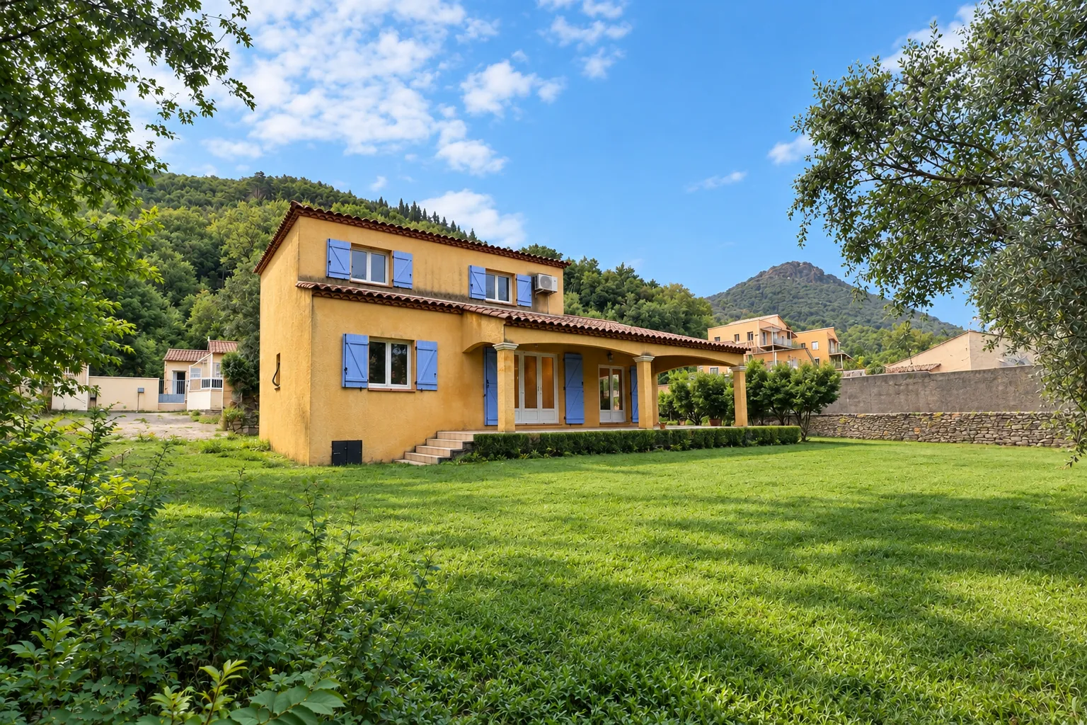 Vente villa 6 pièces à Lodeve avec terrain piscinable et vue montagne