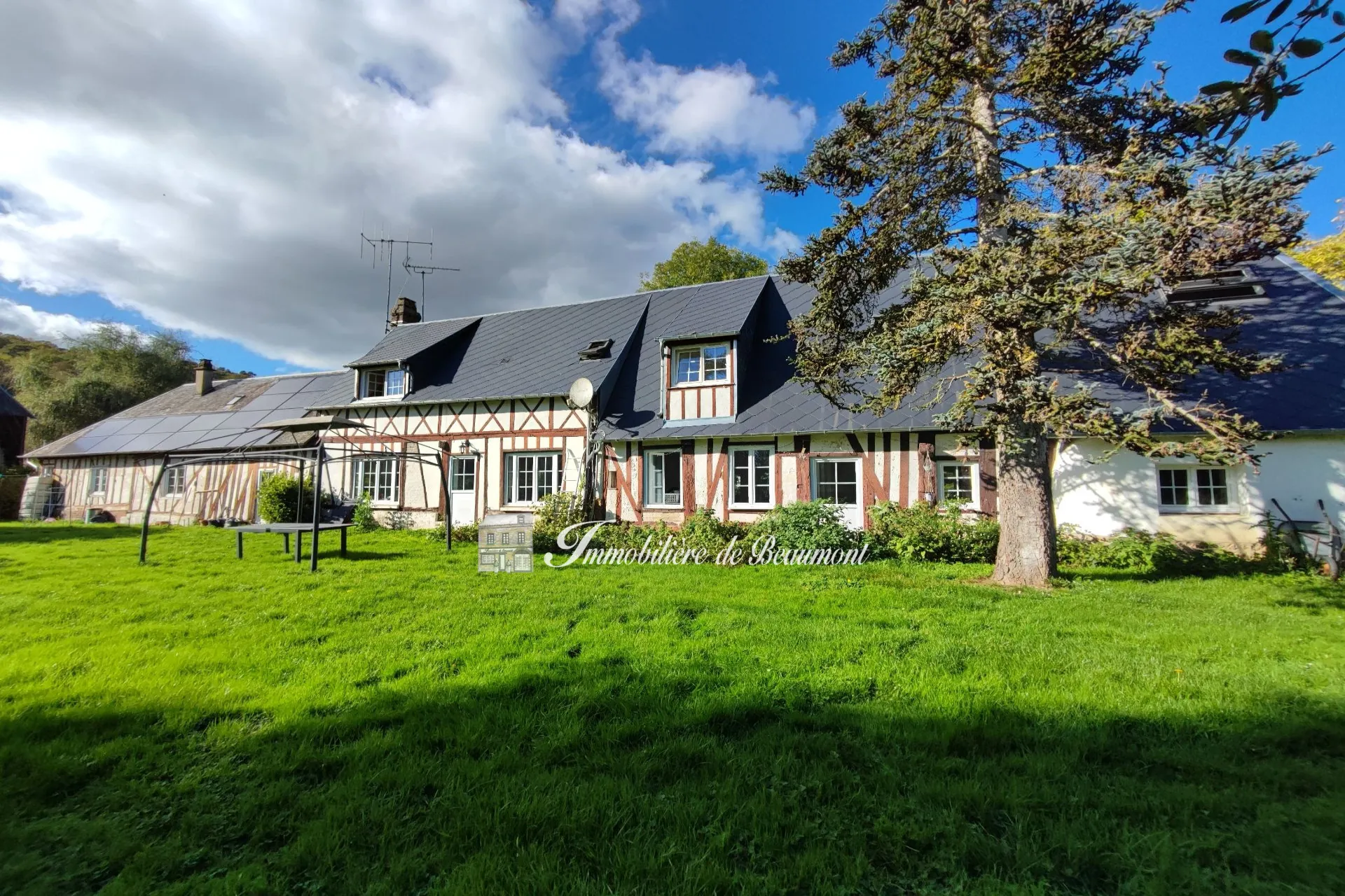 à vendre ensemble de deux maisons normandes à Beaumont-le-Roger