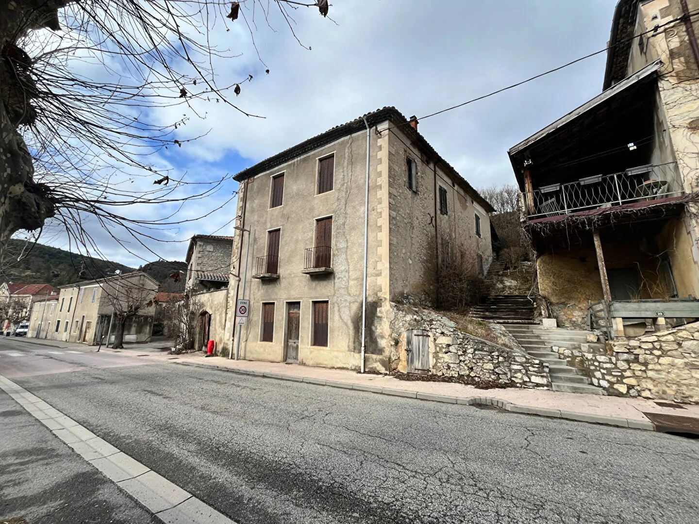 Maison en pierre à rénover à Beaurières, 170 m², potentiel d'investissement en Drôme Provençale