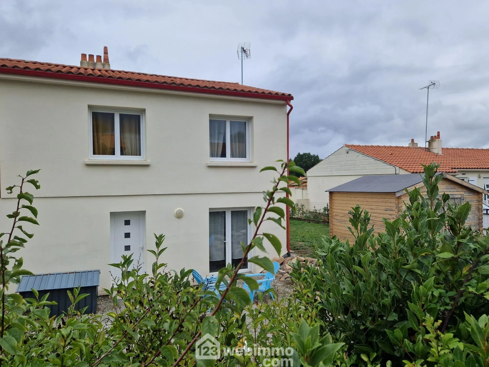 Maison mitoyenne à Bellevigny avec 3 chambres, jardin et stationnement