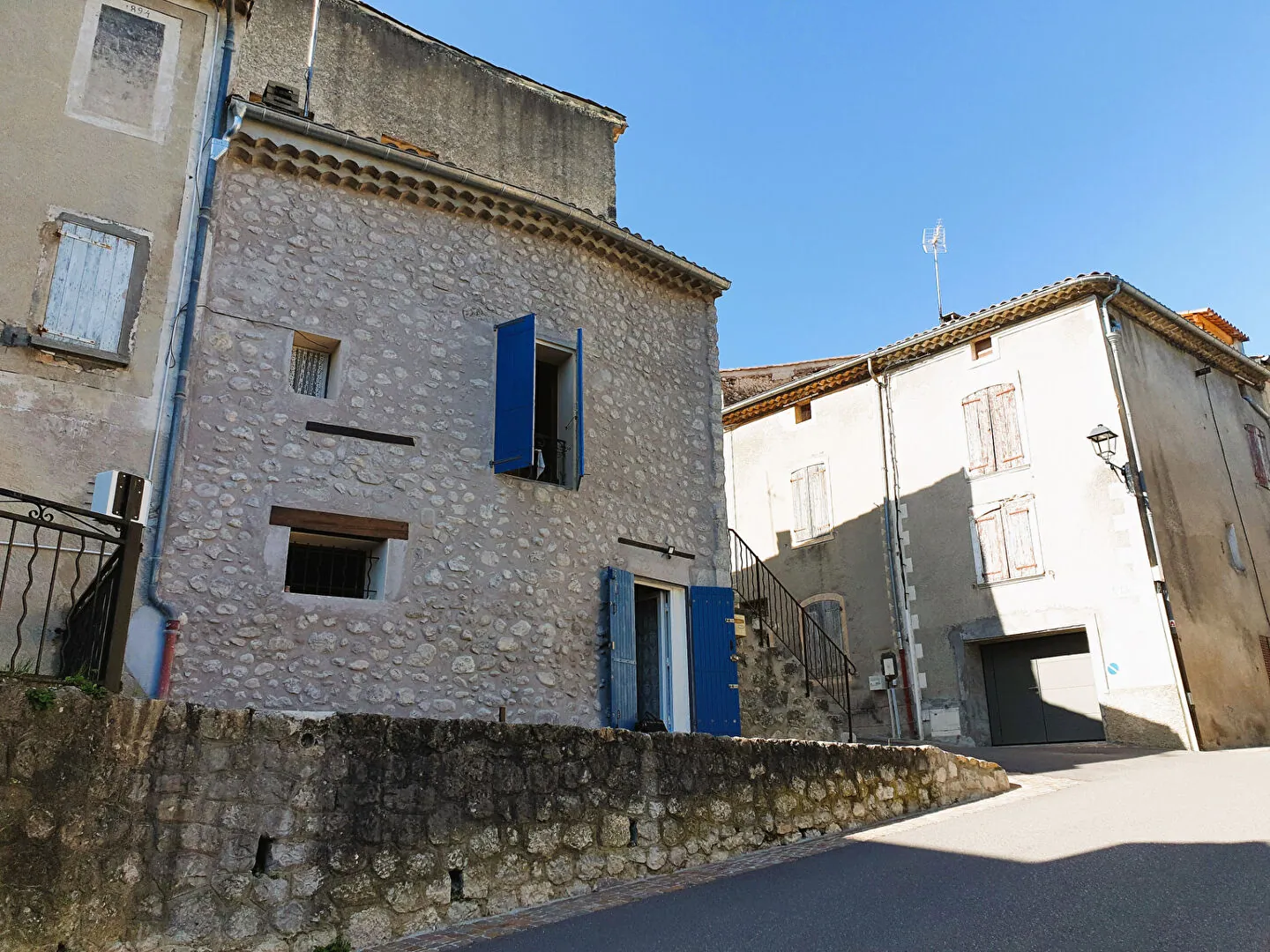 Charmante maison de village en pierre à Ribiers proche Sisteron et Laragne