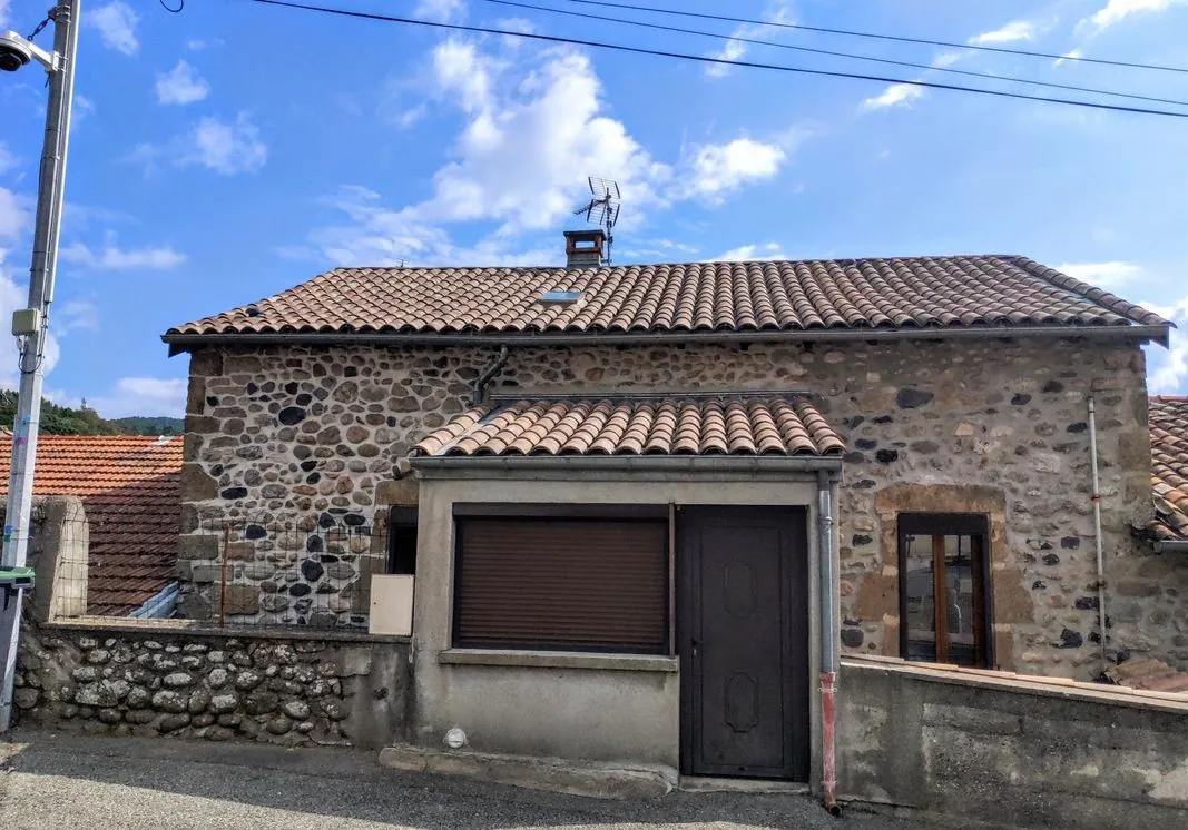 Maison en pierre à Labegude avec deux appartements T3 et atelier – Opportunité d'investissement