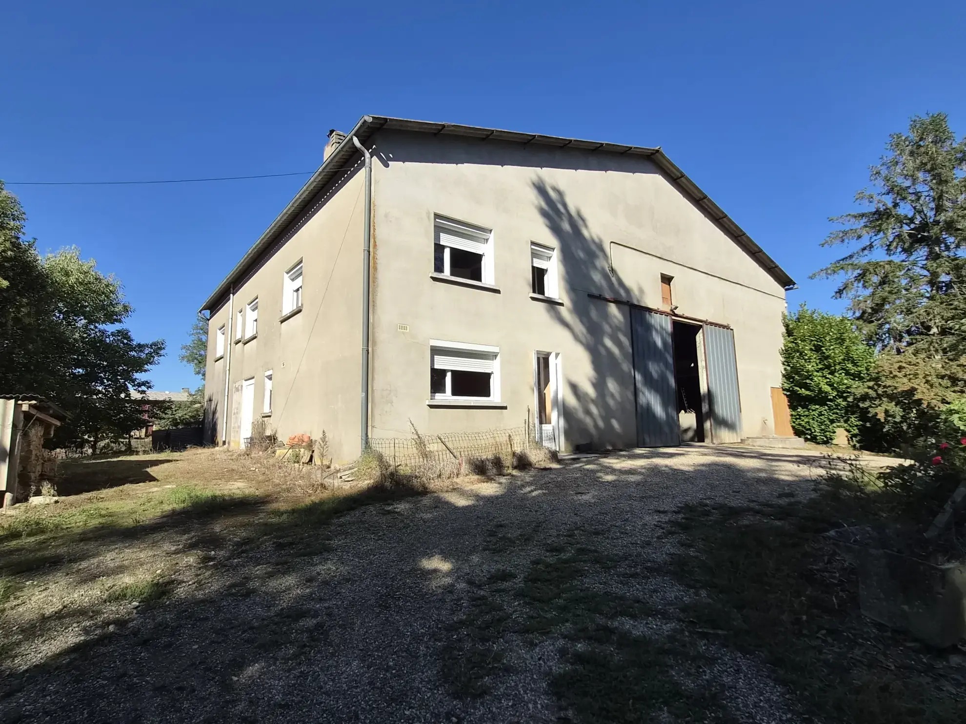 Corps de ferme avec dépendances et grand terrain à Juzix près de Marmande