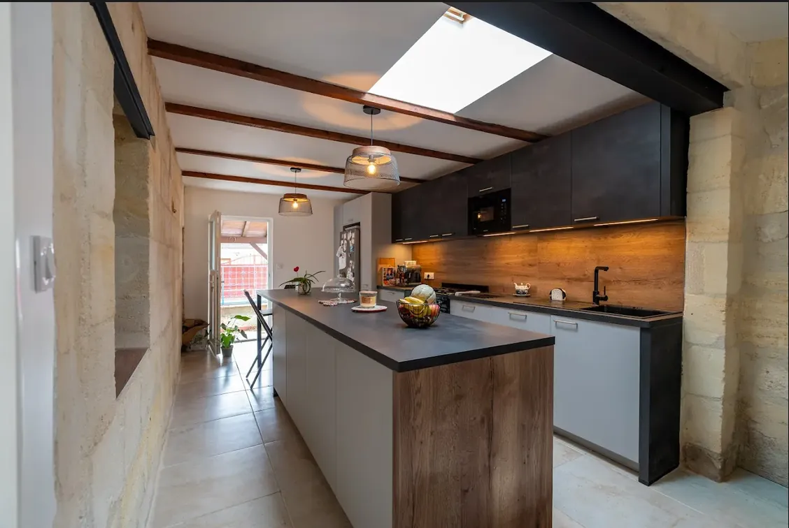 Maison en pierre avec studio rénové à Libourne, environnement paisible