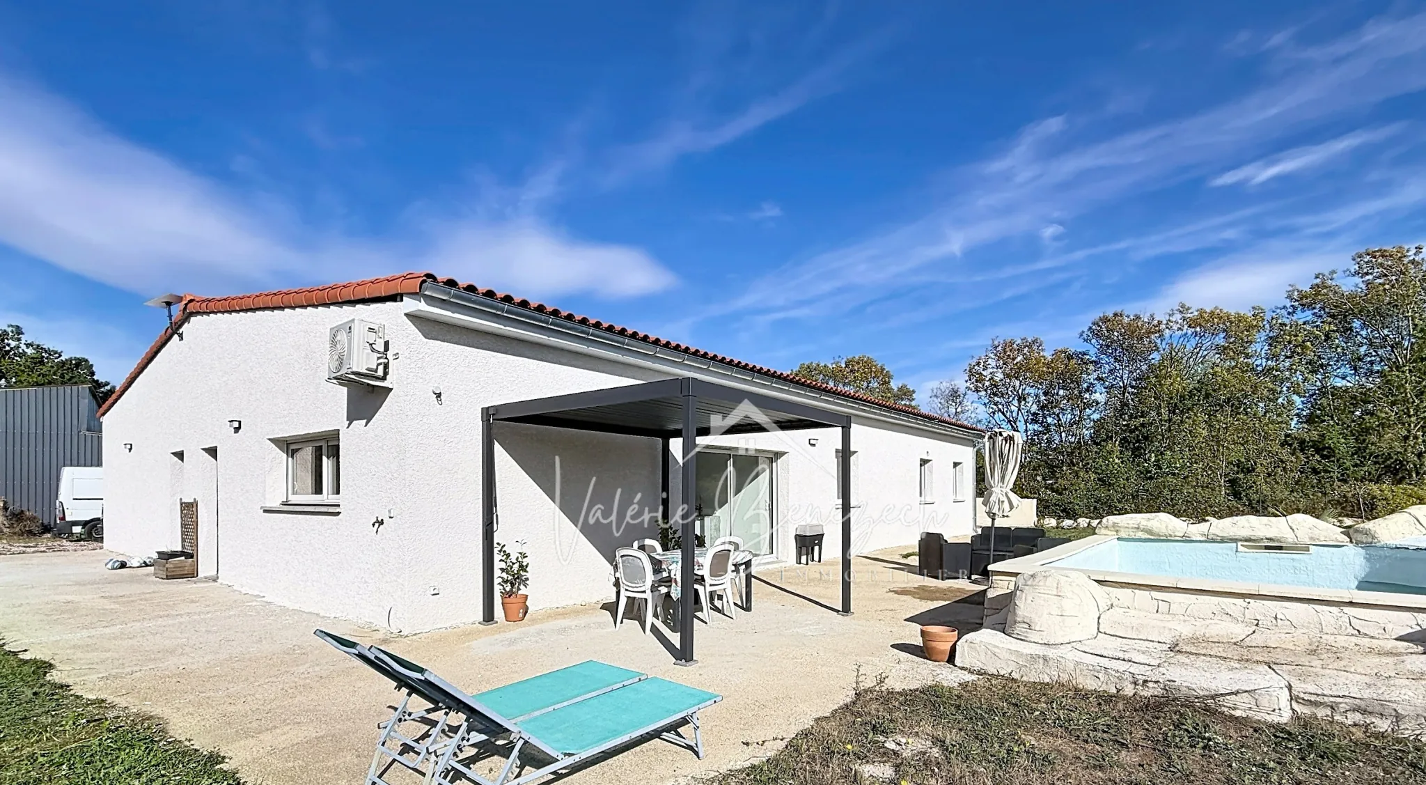 Villa moderne avec piscine, atelier et espace artisanal à St-Victor-et-Melvieu