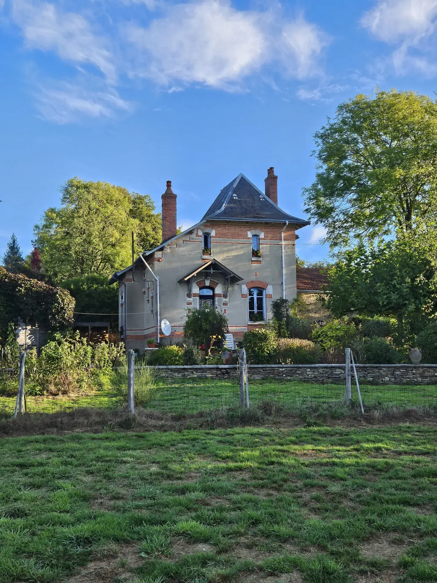 Maison de campagne avec grand terrain et authenticité à Saint-Priest-la-Marche
