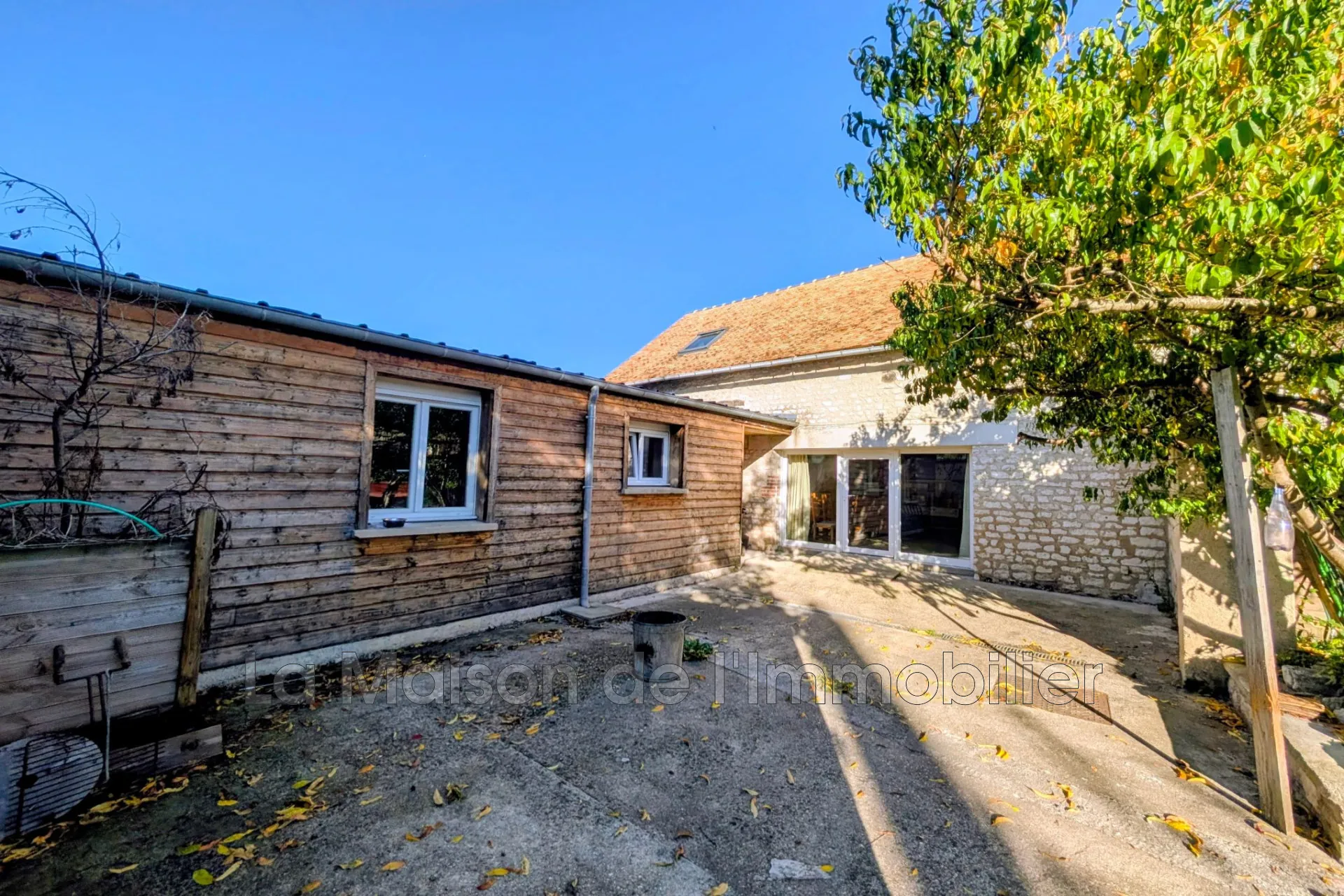 A vendre maison 4 pièces à Criquebeuf-sur-Seine, centre-ville avec terrasse