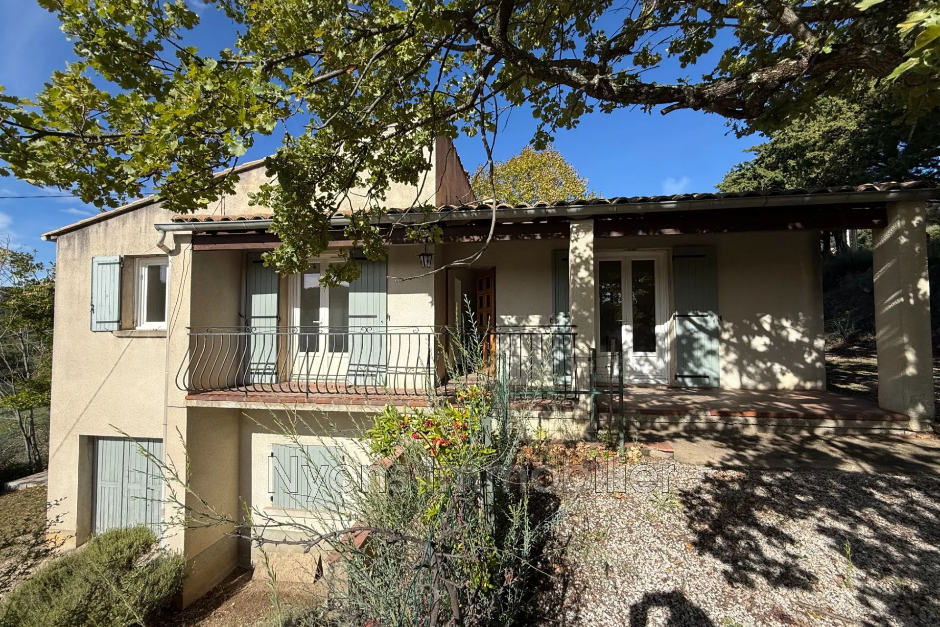 Villa à vendre près de Nyons avec terrain arboré et vue dégagée en Drôme Provençale