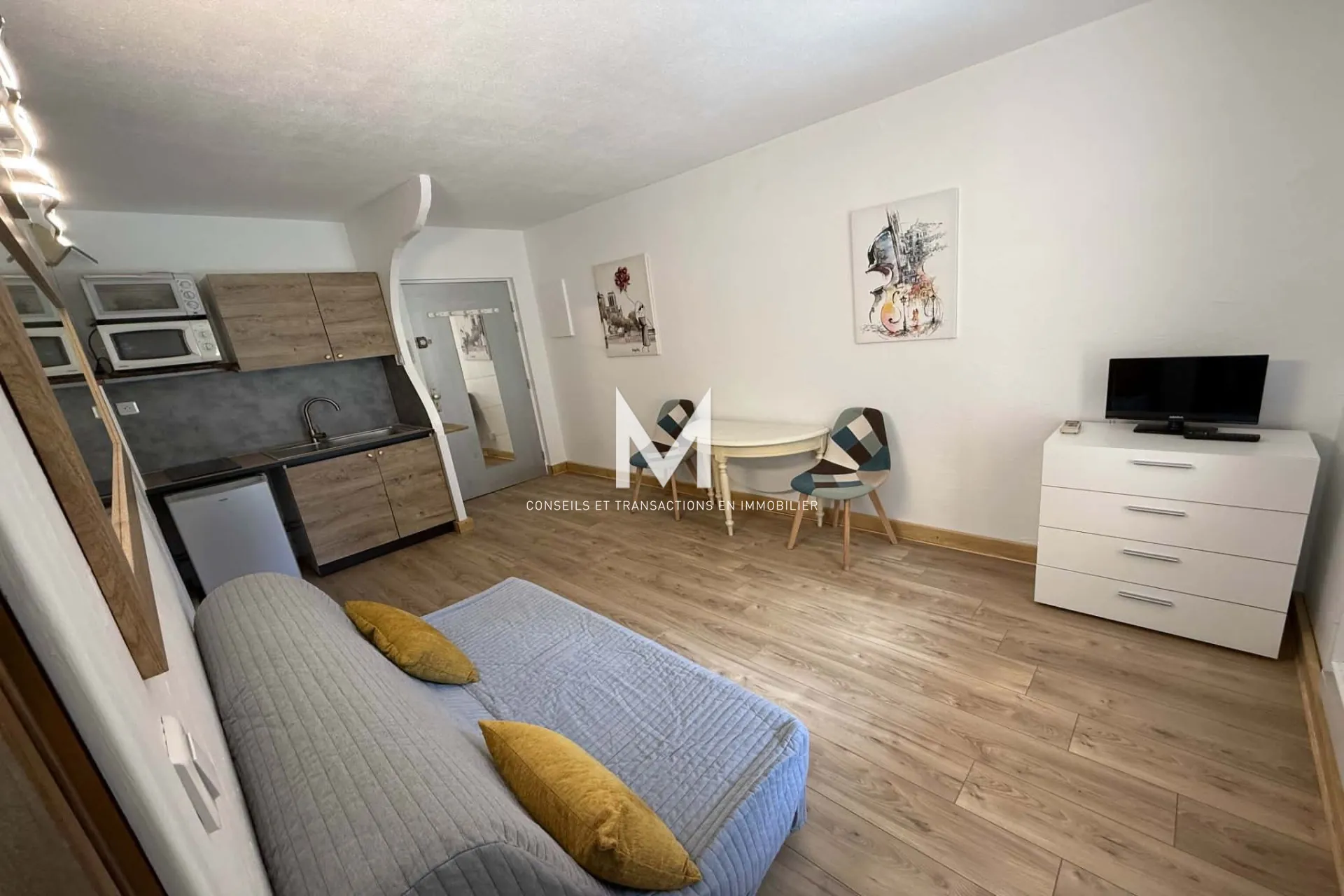 Appartement 2 pièces à Sainte-Maxime à 700 m des plages, rénové avec loggia et vue jardin