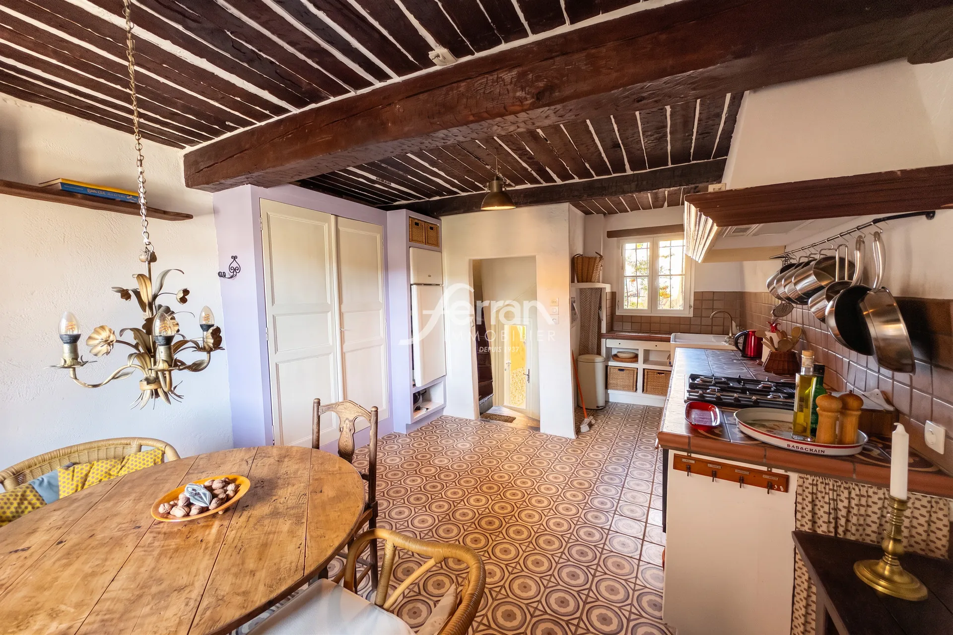 Maison rénovée à Callas avec terrasse, vue montagne et garage à vendre