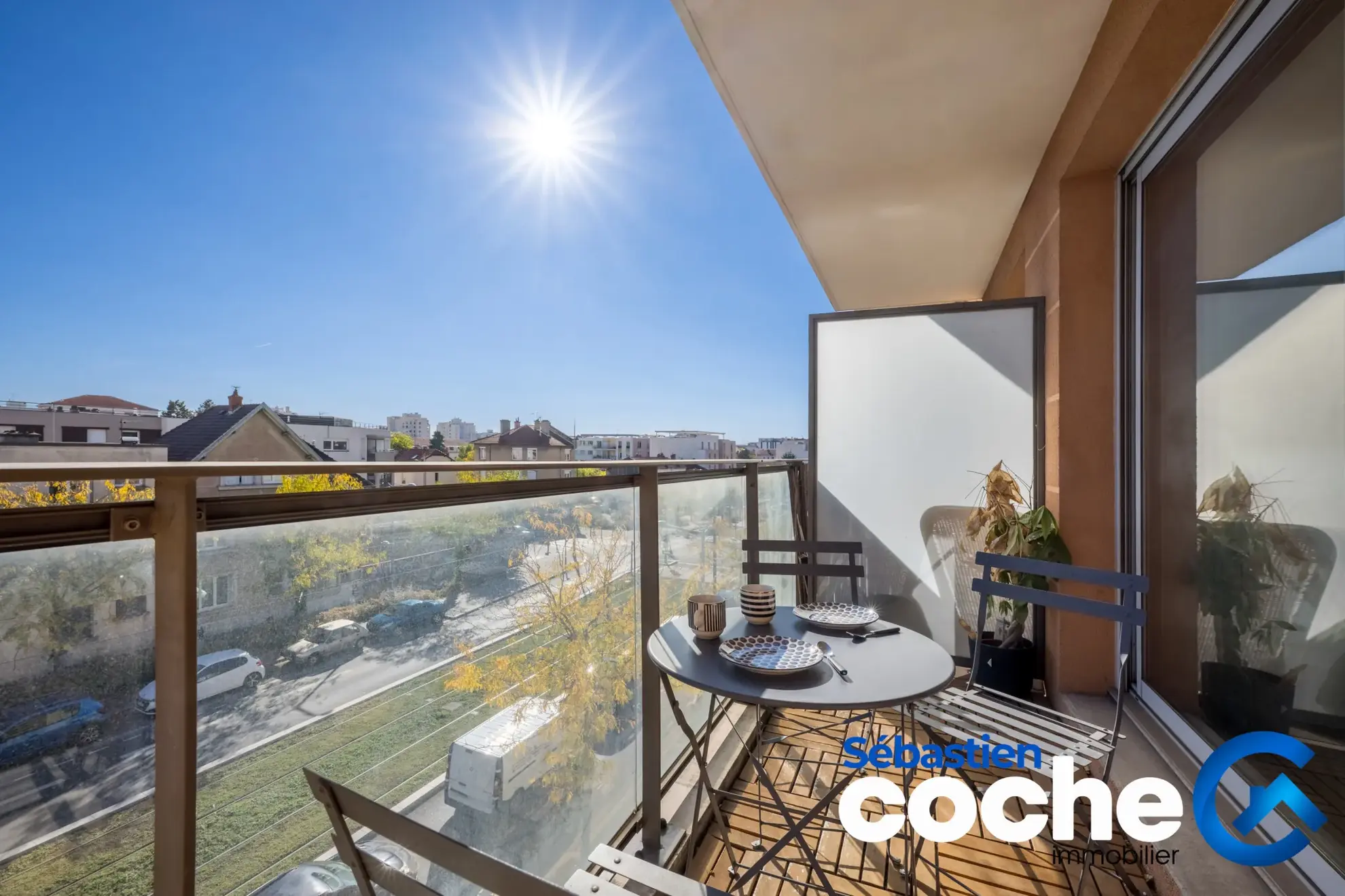 Appartement T2 rénové à Lyon 8e avec balcon, garage en option, proche commodités