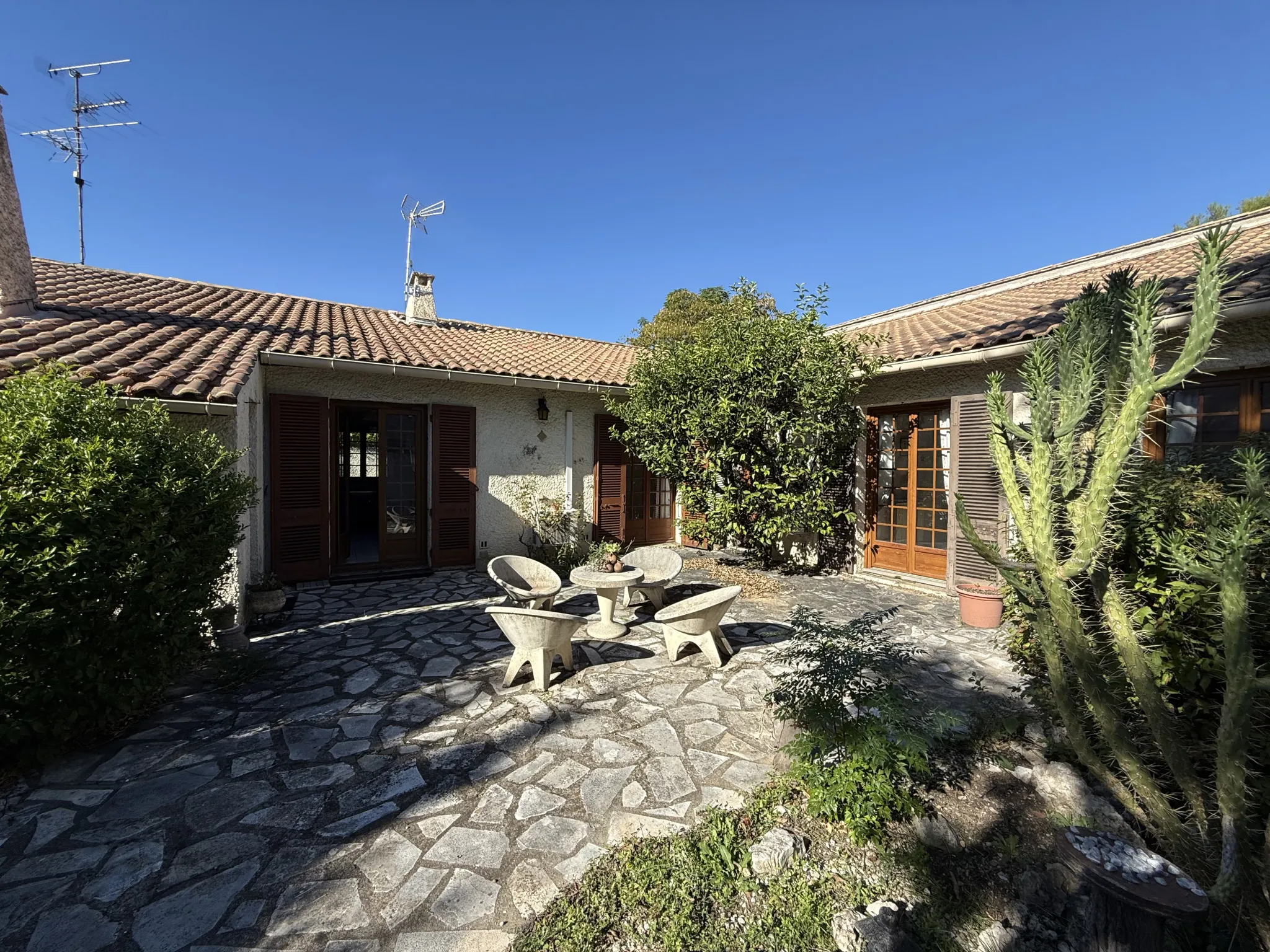 Maison de 99 m² à rénover avec garage, jardin et grenier dans secteur calme de Nîmes